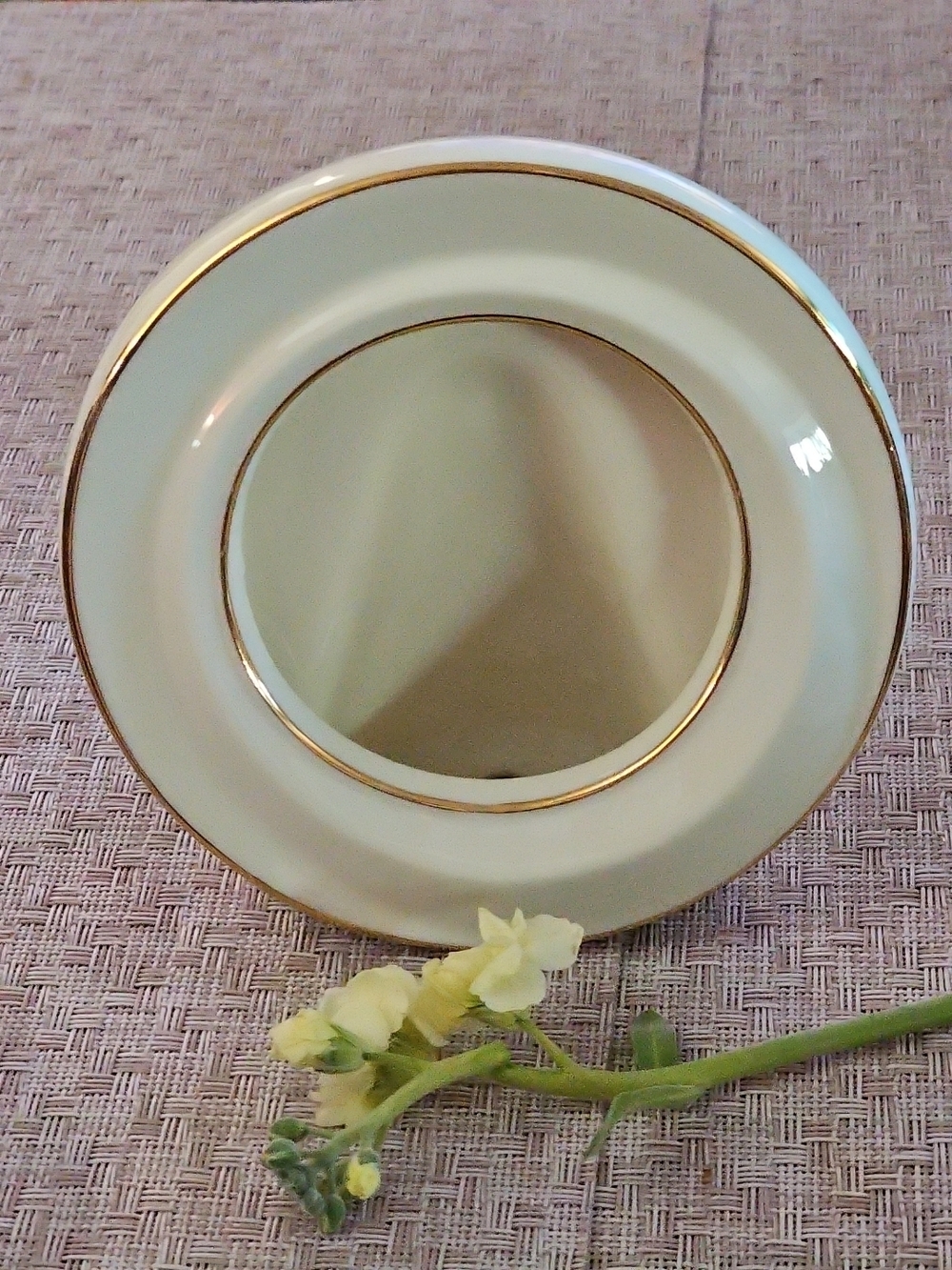 Lenox White Round Porcelain Picture Frame with Gold Trim